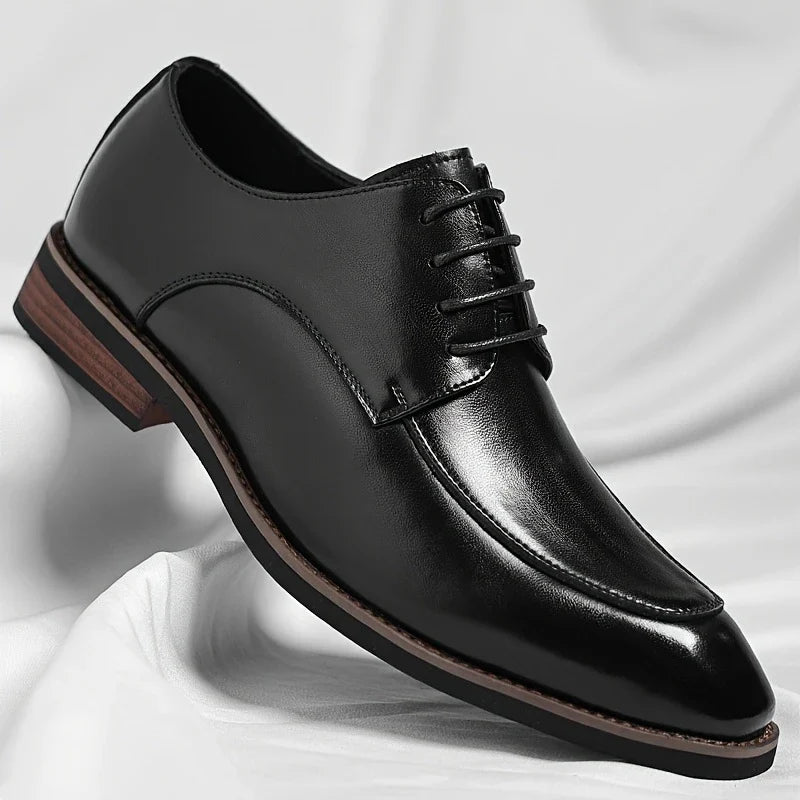 Sophisticated men's black Oxford shoes, essential footwear for modern men's formal fashion.