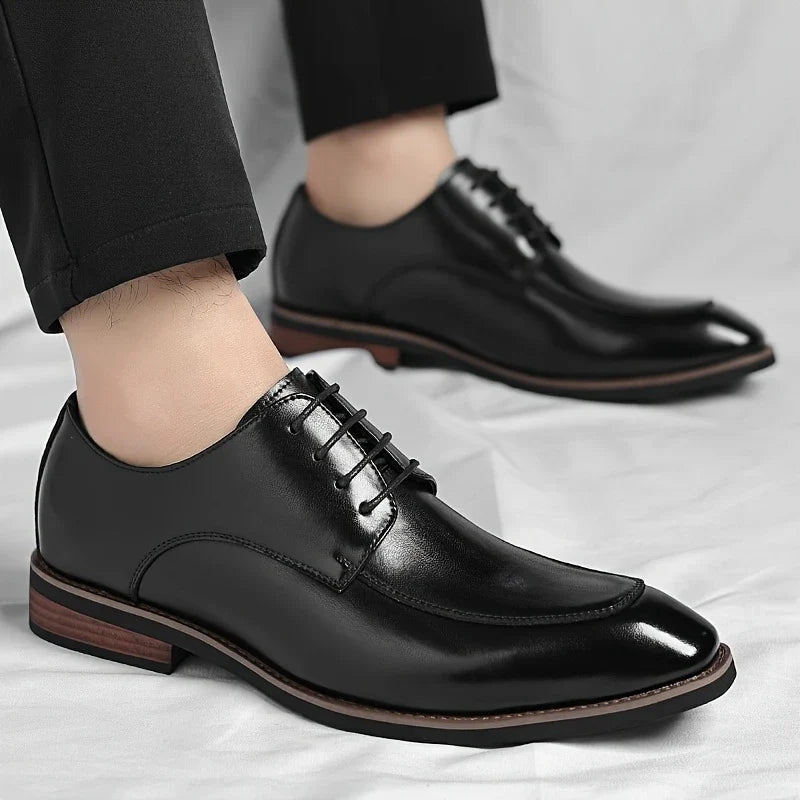 Professional men's Oxford shoes, providing a sleek and polished look for any formal occasion.