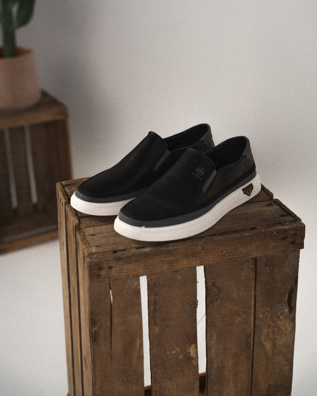 Men's versatile black leather slip-on loafers, ideal for comfortable daily wear & casual fashion.