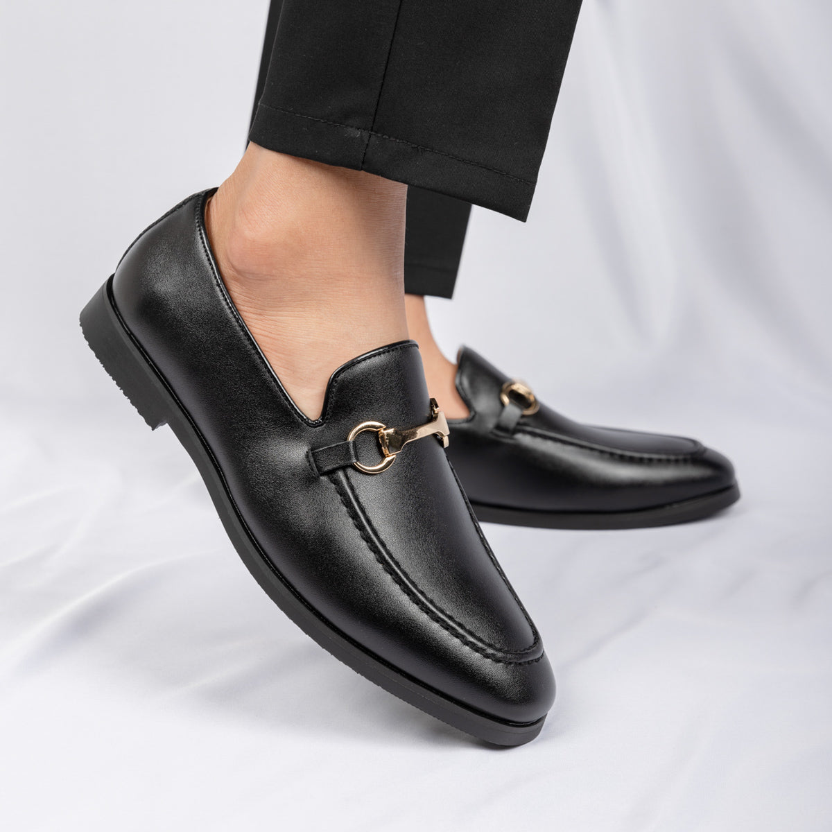 Comfortable men's black loafers, classic style, perfect for sophisticated formal fashion.