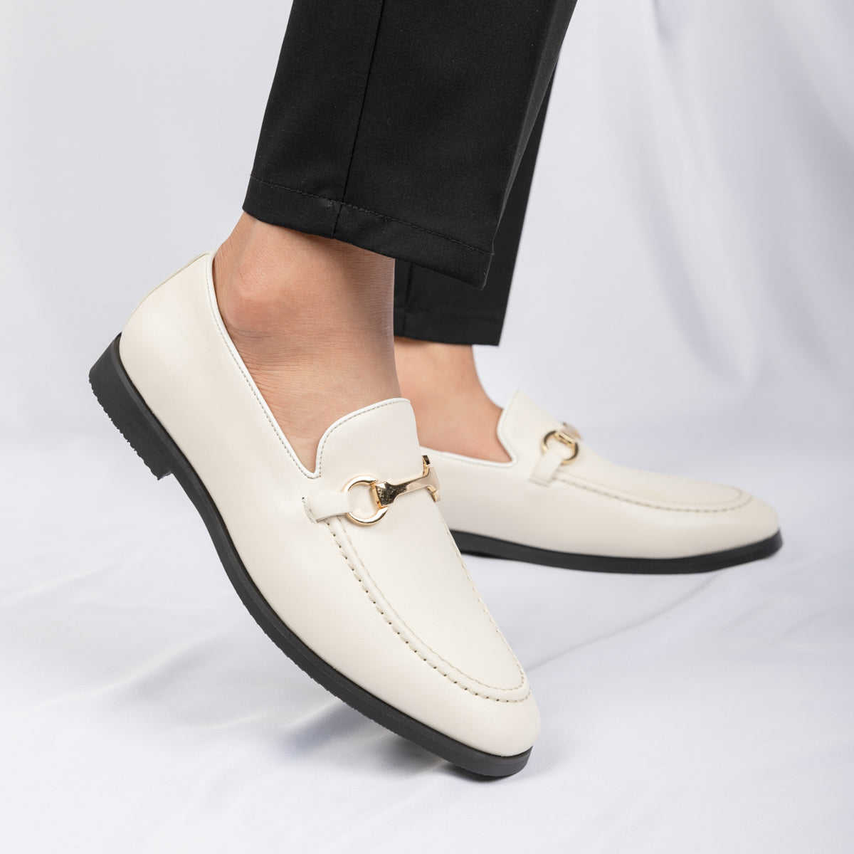 Slip-on black loafers for men, combining a classic look with comfortable everyday wear.