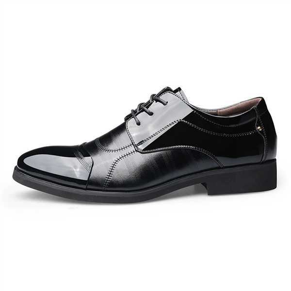 Comfortable & elegant men's Oxford shoes, a versatile choice for formal occasions.
