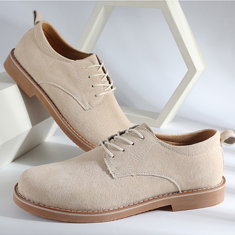 Versatile men's Oxford dress shoes, ideal for both formal occasions and smart casual outfits.