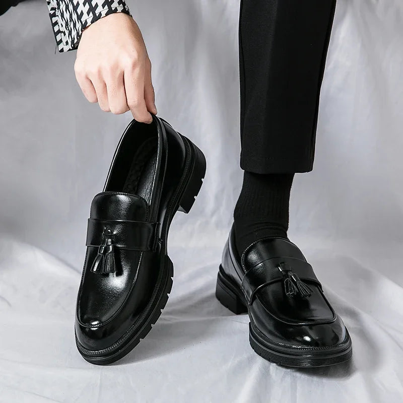 Stylish men's tassel loafers in dark leather, ideal for a refined classic gentlemen's look.