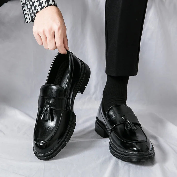 Stylish men's tassel loafers in dark leather, ideal for a refined classic gentlemen's look.