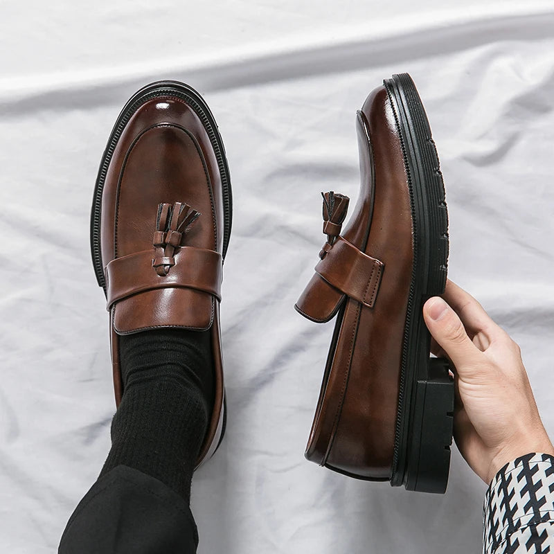 Men's elegant work shoes: sophisticated slip-on loafers for a professional appearance.