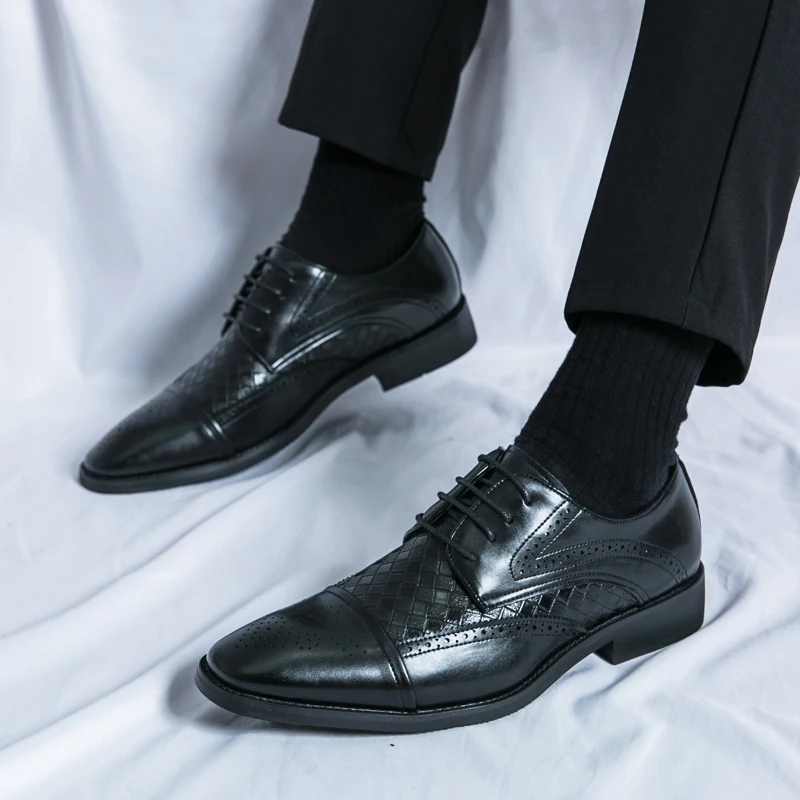Men's elegant formal brogue shoes. Classic lace-up oxford style, ideal for sophisticated fashion.