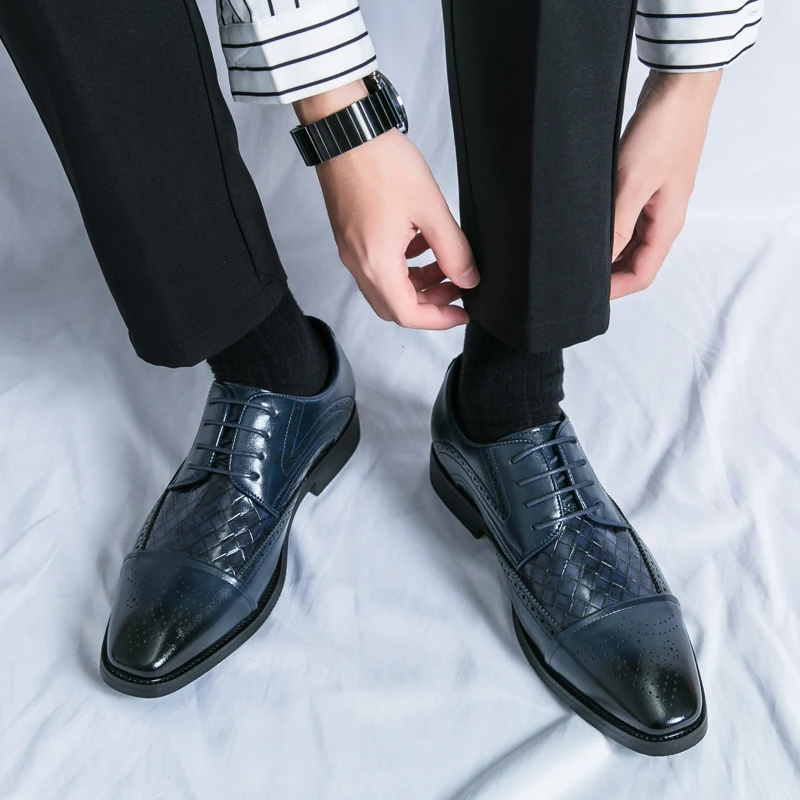 Formal men's brogue shoes. Classic lace-up oxford style with elegant detailing for comfort.