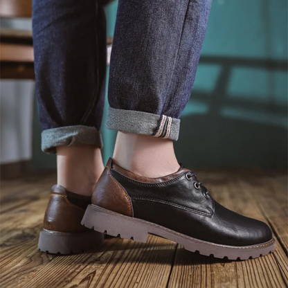 Versatile Men's Cedar Ridge classic oxfords, comfortable for extended wear.