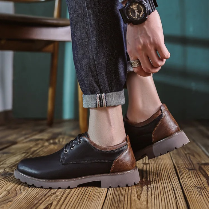 Full view of Men's Cedar Ridge Oxford shoes, embodying classic style and comfort.