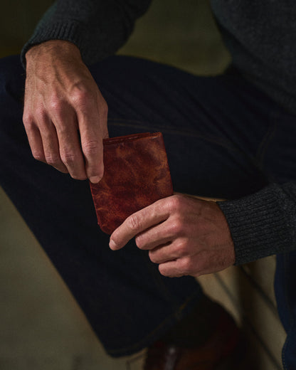 Durable men's full-grain leather wallet, perfect for everyday carry with a vintage style.