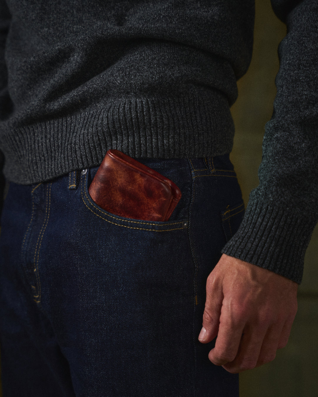 Men's vintage style full-grain leather wallet, a durable bifold design for everyday use.