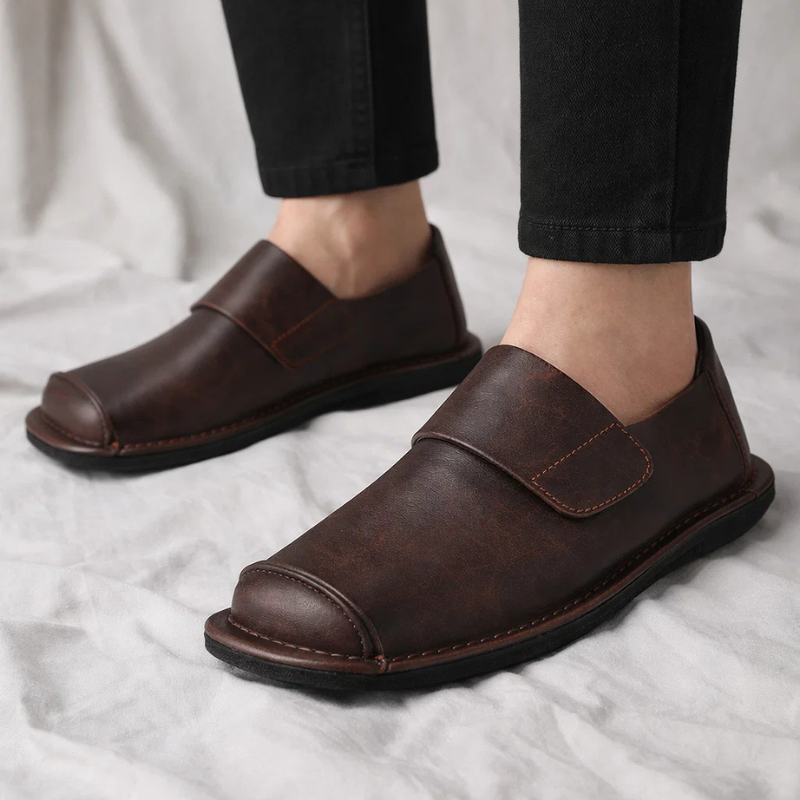 Easy-wear men's slip-on loafers. Comfortable footwear with a classic style, perfect for dress or casual outfits.