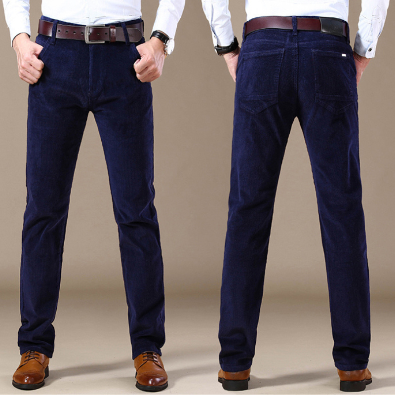 Everyday men's straight-leg jeans, a versatile classic for tailored comfort and smart casual style.