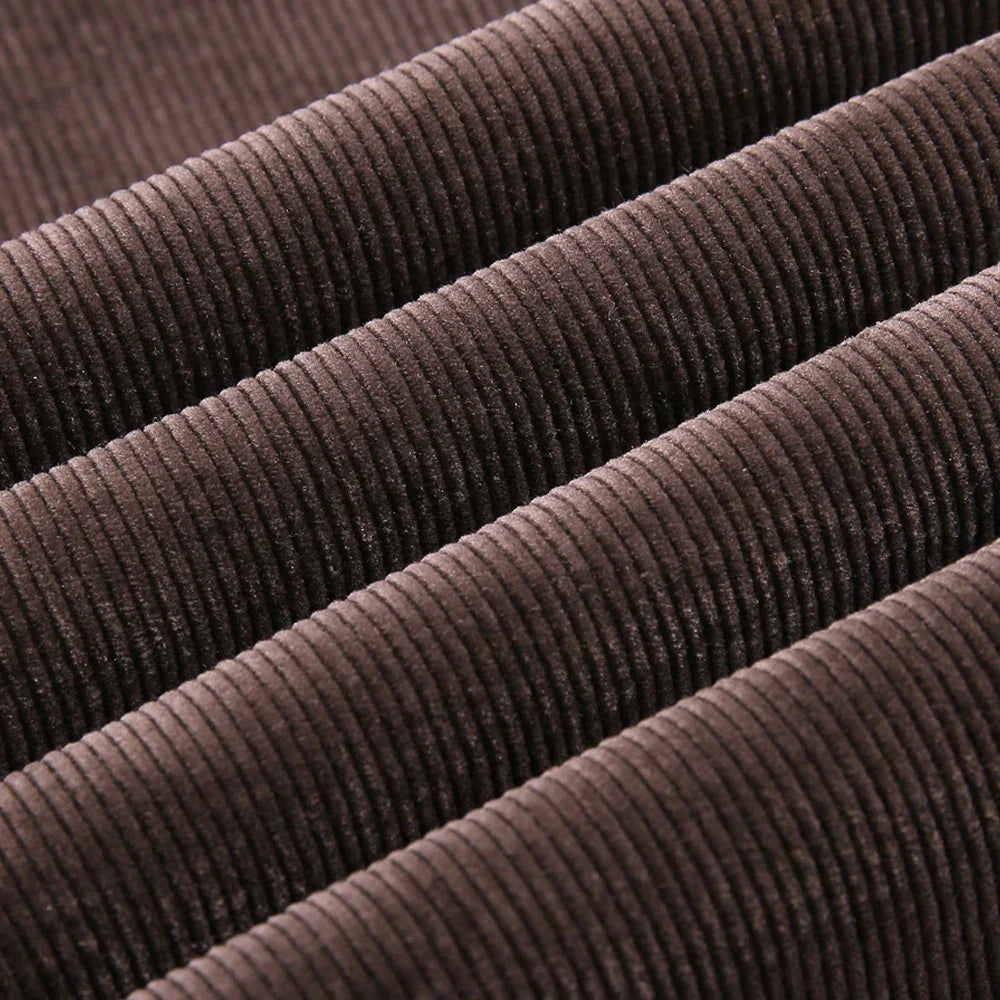Tailored fit men's straight-leg jeans, a classic wardrobe staple for versatile daily wear.