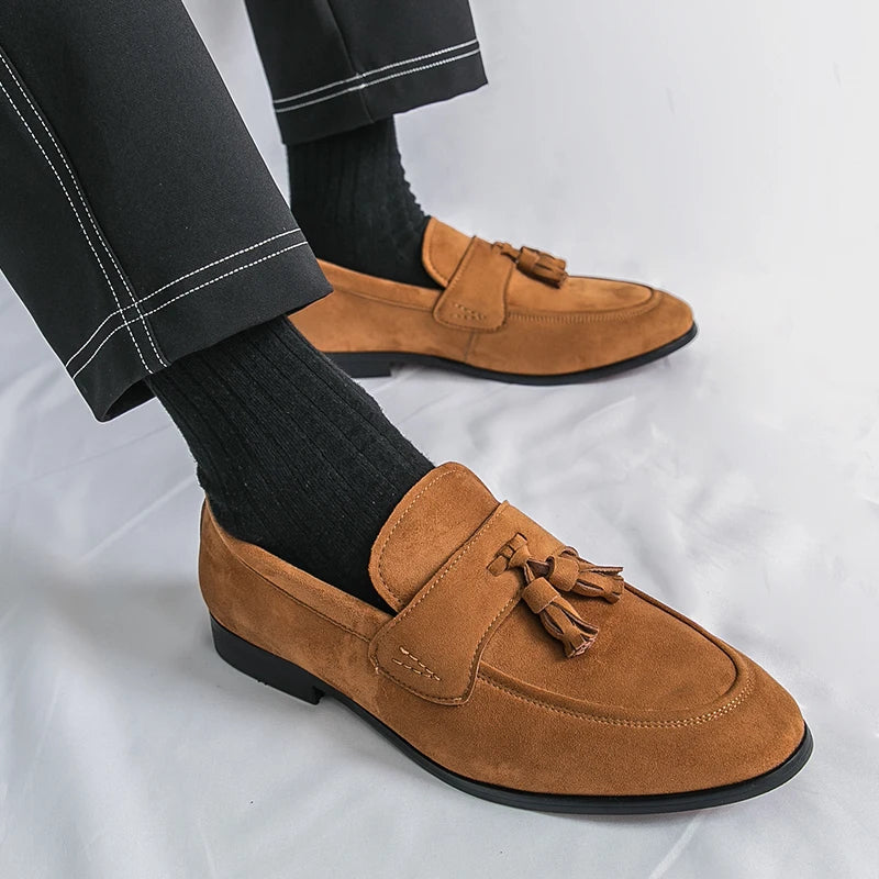 Stylish men's dress shoes: classic tassel loafers offering comfort & elegance for any occasion.