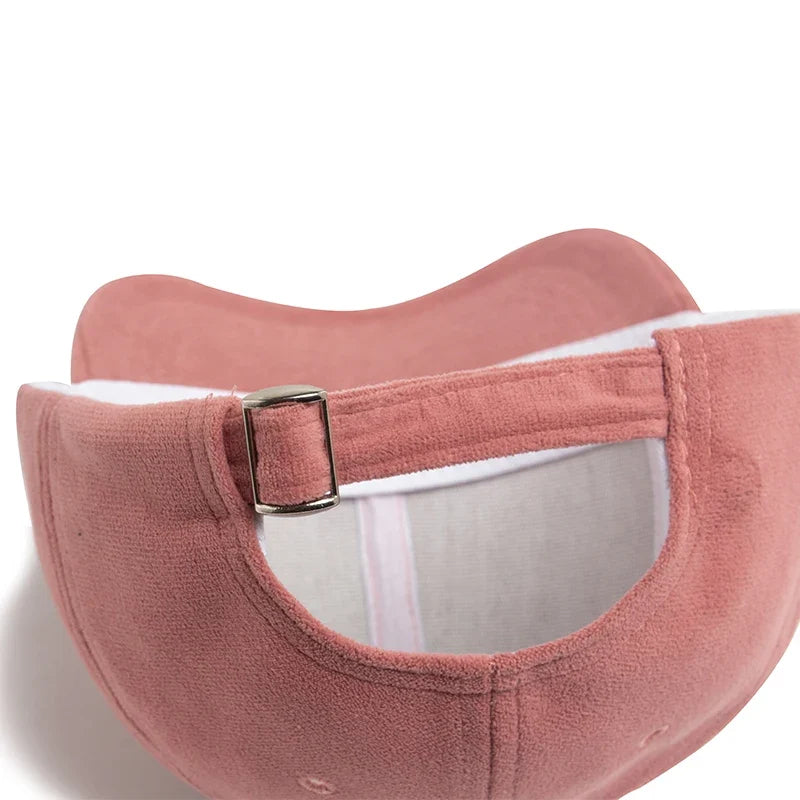 Adjustable premium baseball cap, a classic accessory for any casual or outdoor look.