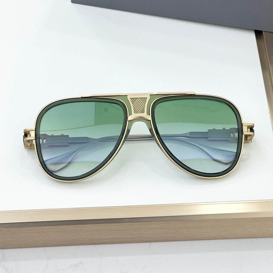 Lightweight aviator sunglasses, polycarbonate lenses, total UV eye protection, unisex design for travel.