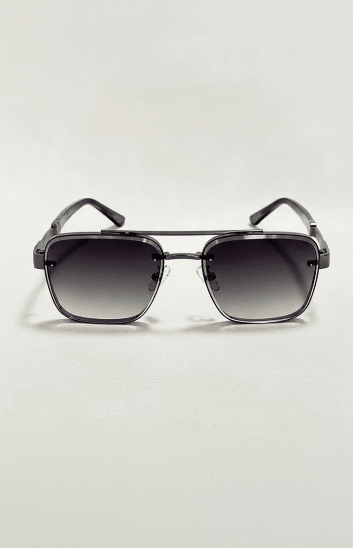 Fashionable aviator sunglasses, classic style, lightweight metal frame for comfortable wear & strong UV400 defense.