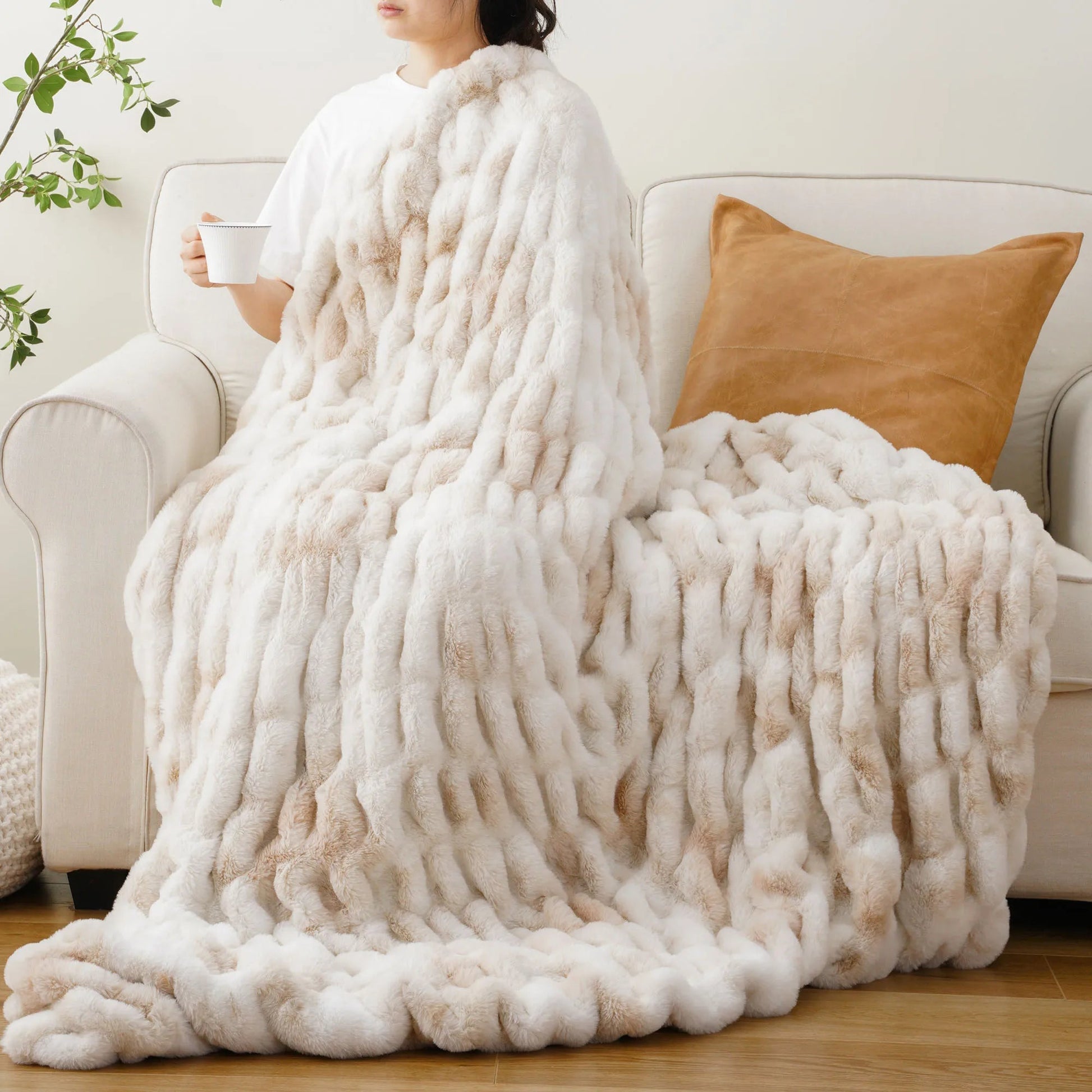 Warm & cozy faux rabbit fur throw blanket, a luxurious addition to any bedroom or living room.