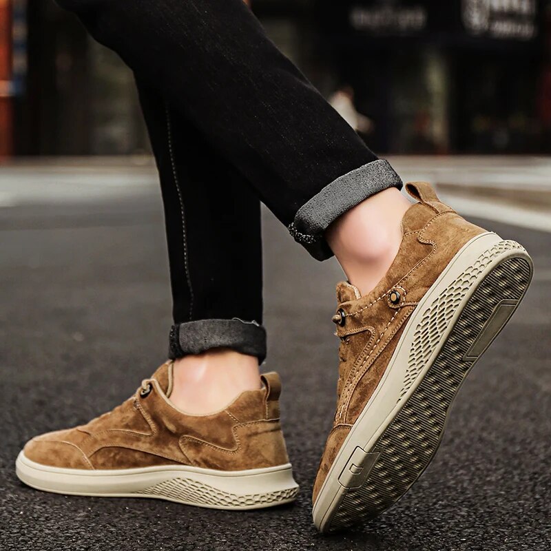 Everyday men's lace-up sneakers, retro 1987 appeal, combining comfort with casual style.