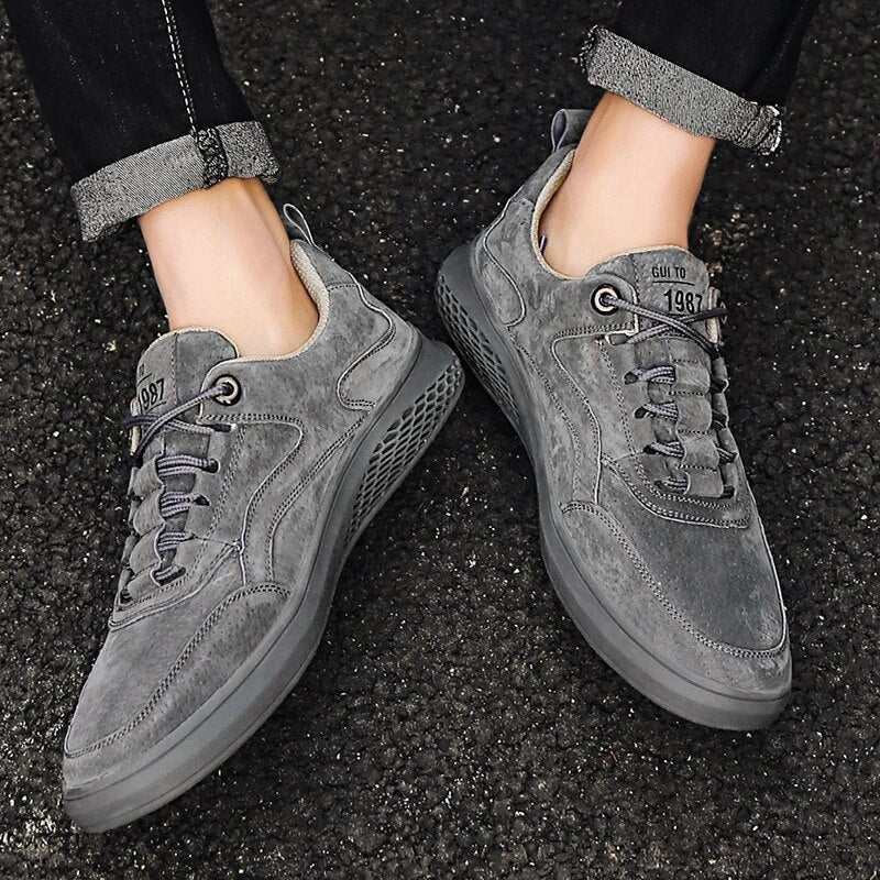 Comfortable men's retro casual sneakers, versatile for everyday use and stylish outfits.