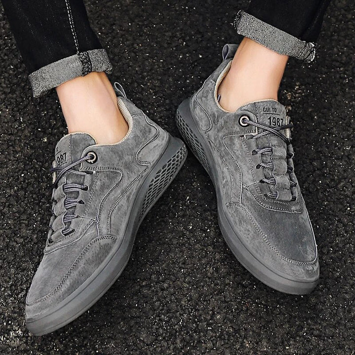 Comfortable men's retro casual sneakers, versatile for everyday use and stylish outfits.