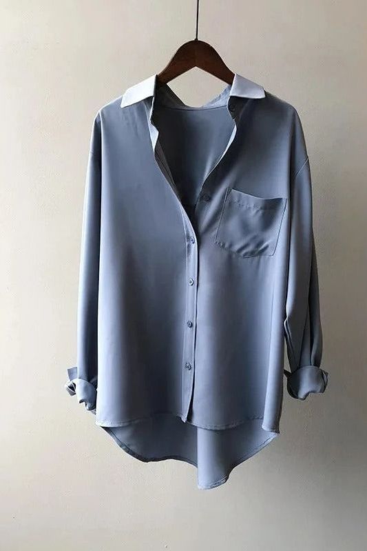 Comfortable flowy women's blouse, relaxed fit, perfect for everyday style. Versatile and elegant top for women.