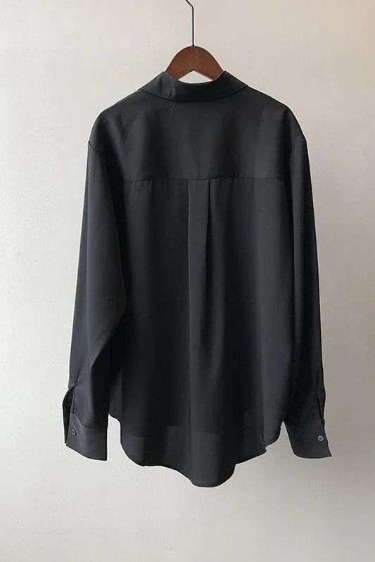 Women's comfortable flowy blouse, relaxed fit shirt. Elegant yet casual top for versatile everyday fashion.