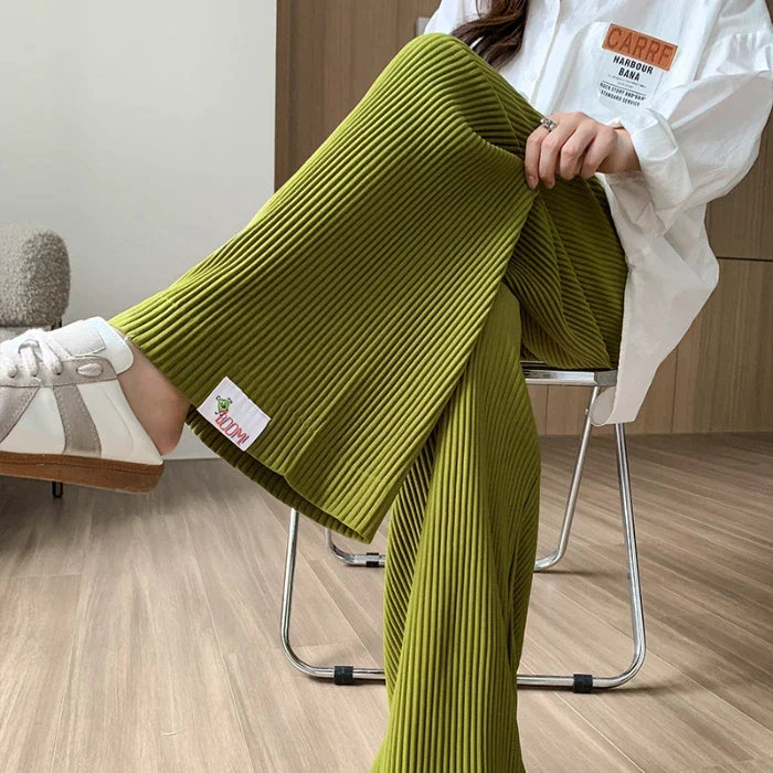 Effortless style wide leg maternity pants, comfortable high-waisted stretch for women's pregnancy.