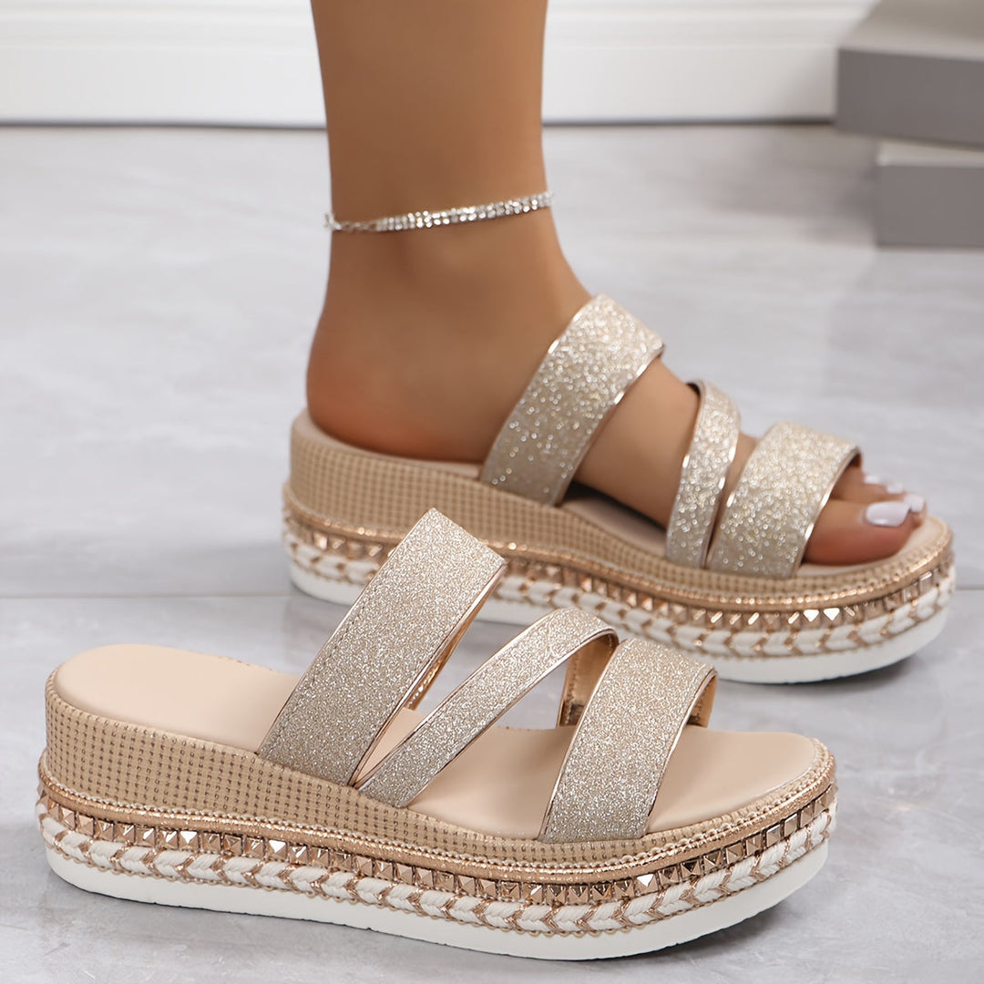 Versatile women's flat casual sandals in beige, offering comfortable support for everyday summer style.