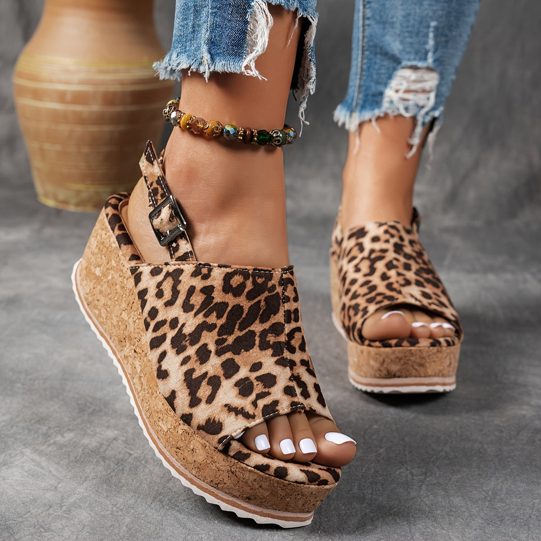 Stylish & comfortable women's adjustable platform sandals, ideal casual footwear for summer adventures.