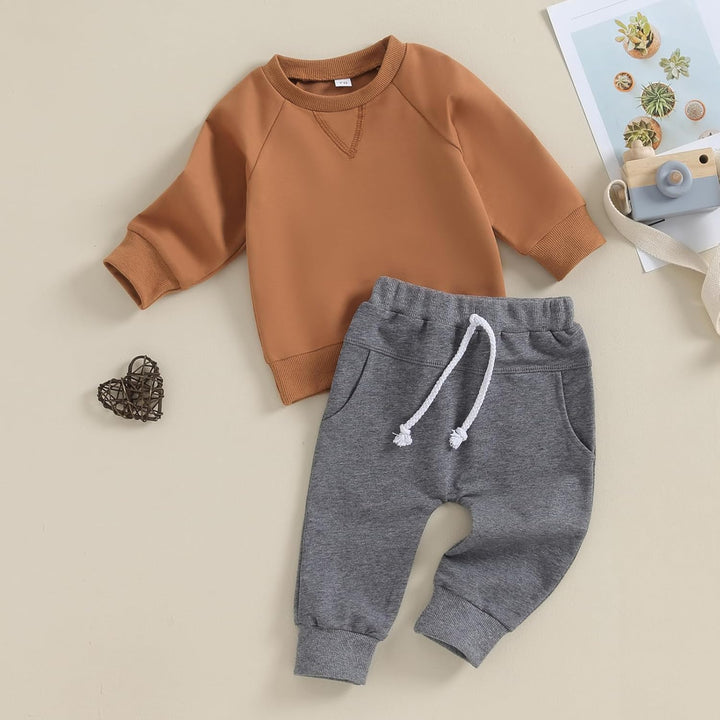 Winter essential: baby jogger set with contrast sweatshirt & warm pants.