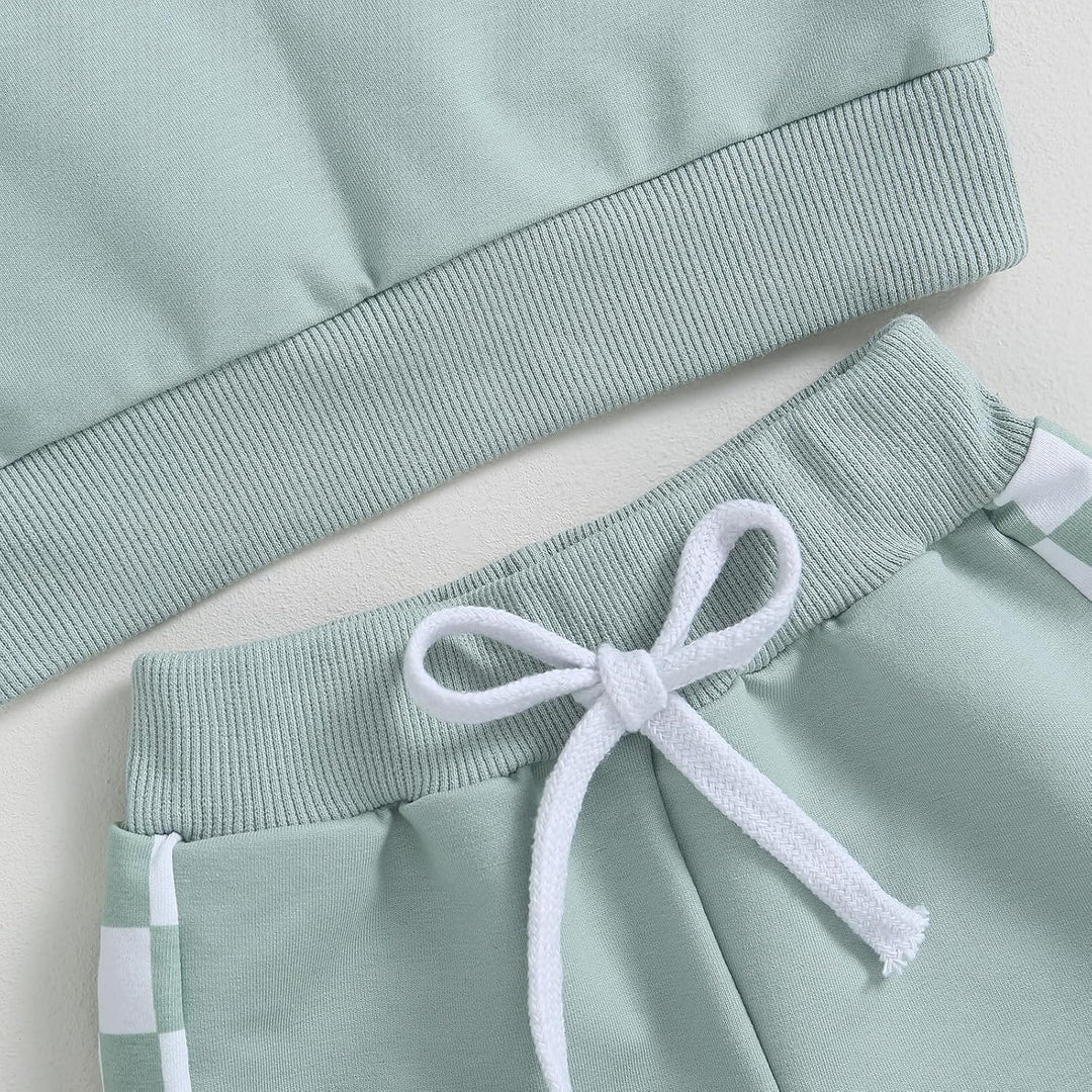 Functional baby winter wear: contrast sweatshirt & cozy jogger trousers.
