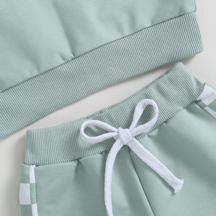 Functional baby winter wear: contrast sweatshirt & cozy jogger trousers.