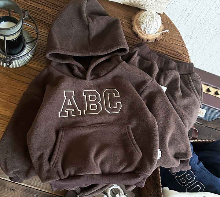 Stylish & warm kids' winter clothing set. Fur-lined hoodie & matching pants ensure cozy comfort for cold weather.