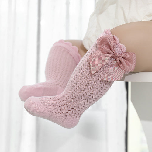 Soft cotton baby girl ankle socks featuring an adorable large bow. Gentle & comfortable infant apparel.