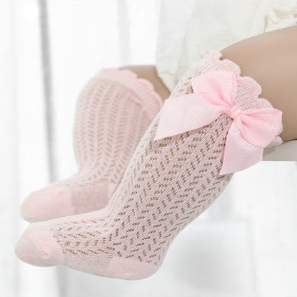 Adorable toddler girl ankle socks with a prominent decorative bow. A charming and comfy baby girl accessory.