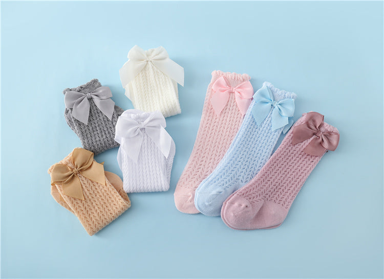 Charming baby girl cotton ankle socks with an elegant large bow. Essential and fashionable infant footwear.