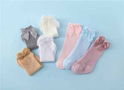 Charming baby girl cotton ankle socks with an elegant large bow. Essential and fashionable infant footwear.