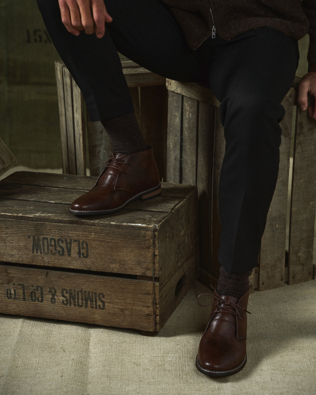 Men's casual dark brown leather ankle boots, ideal for everyday footwear. Durable and comfortable.