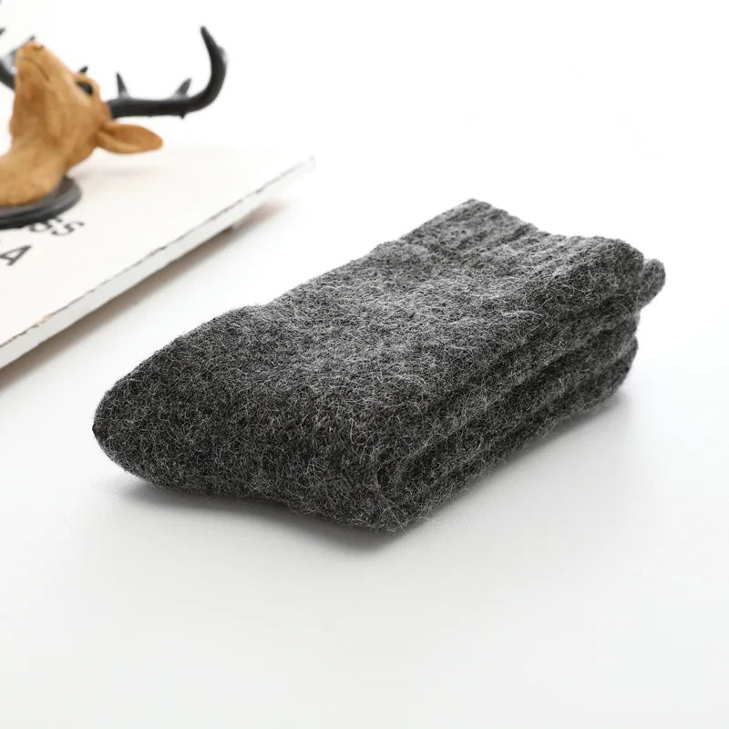 Comfortable black unisex socks, one size, ideal for everyday cozy wear, soft and warm footwear.
