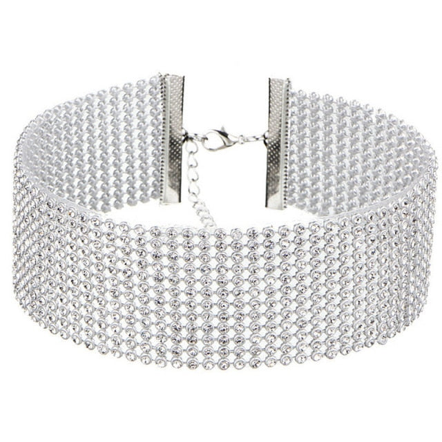 Chic women's dazzling crystal choker, a glamorous accessory that enhances any evening outfit.