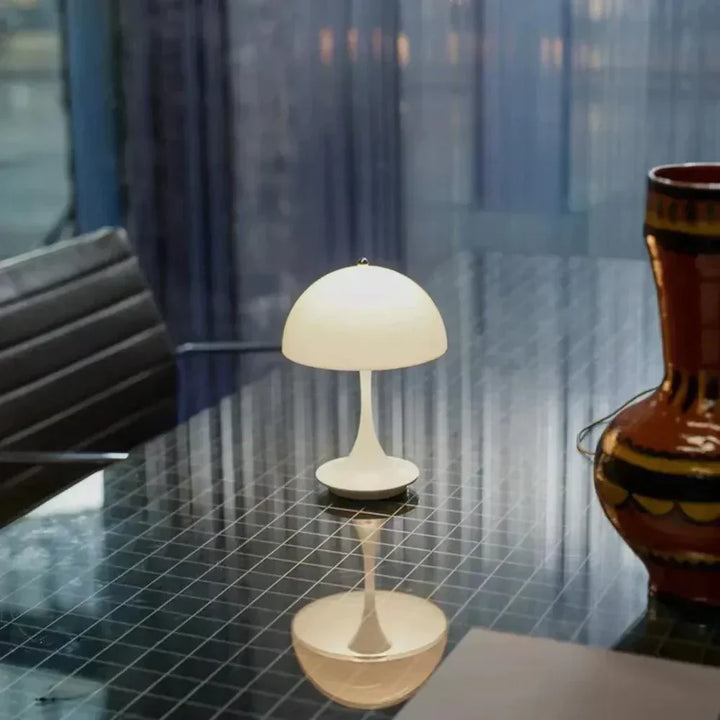 Unique flower bud lamp, dimmable & wireless, a modern decorative piece for cozy mood lighting.
