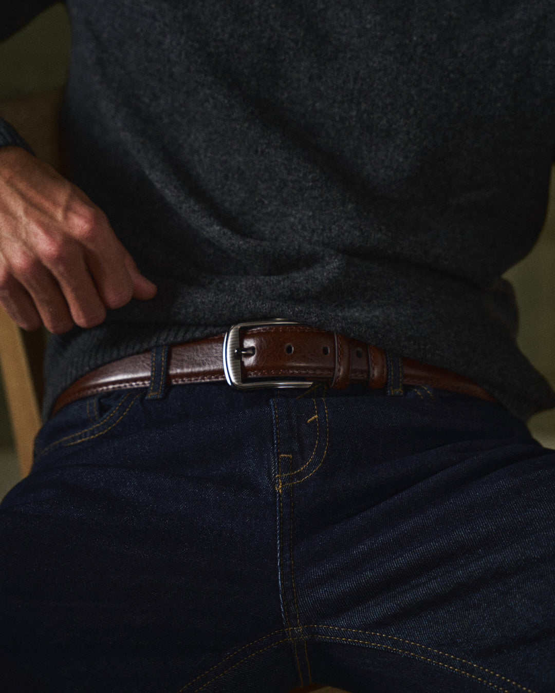 Rich brown men's full-grain leather belt, a durable and classic accessory for any men's wardrobe.