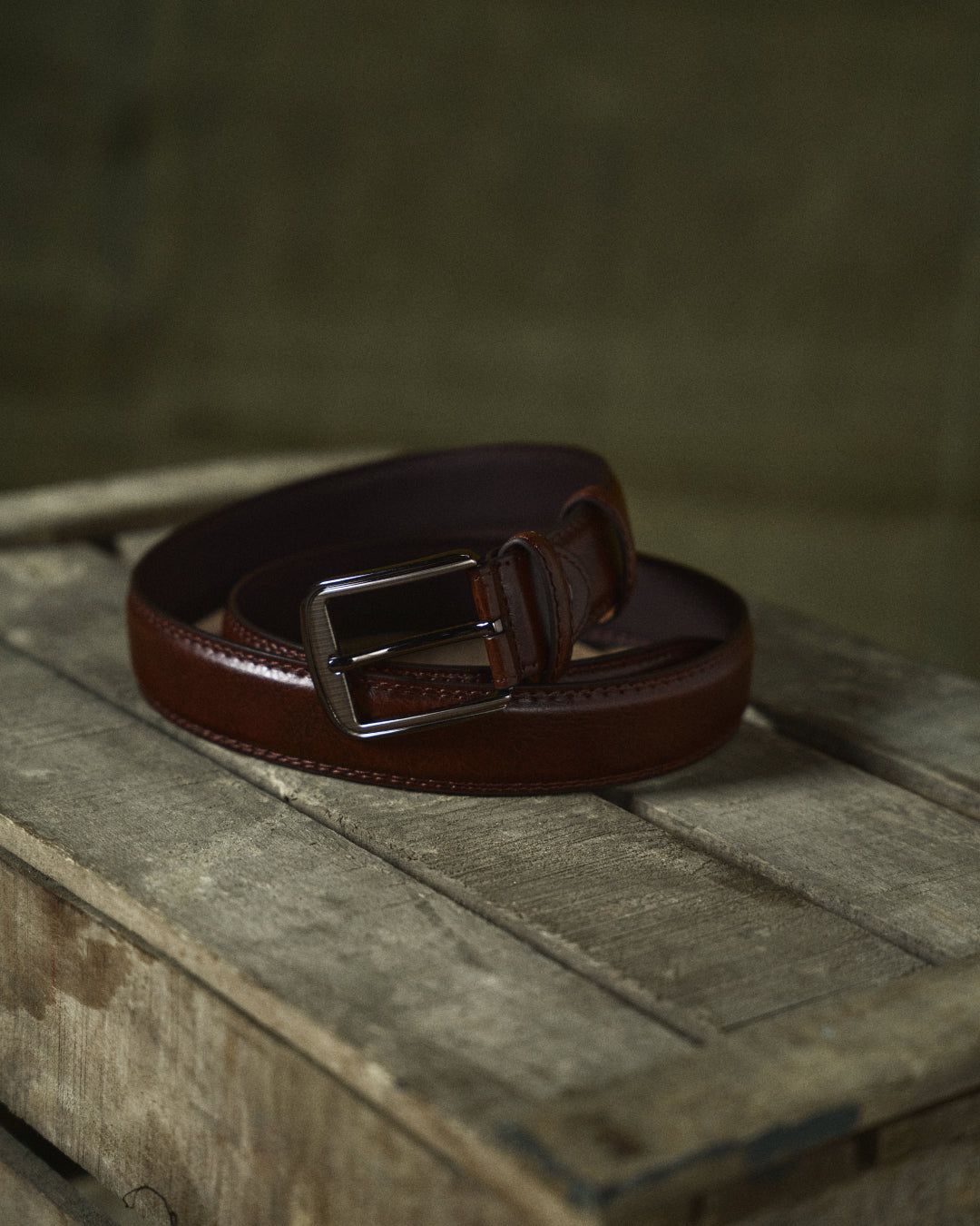 Stylish men's full-grain leather belt. Durable classic accessory, perfect for modern men's fashion.