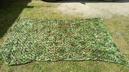 Green camouflage net, ideal for fishing hide, hunting blinds, and sun protection in the wild.