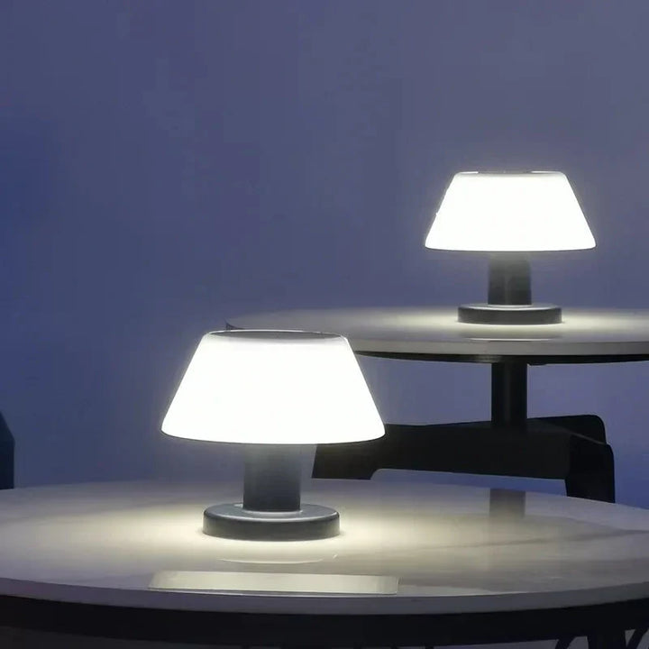 Stylish EcoGlow solar tafellamp illuminates your patio. Eco-friendly LED outdoor lighting for garden ambiance.