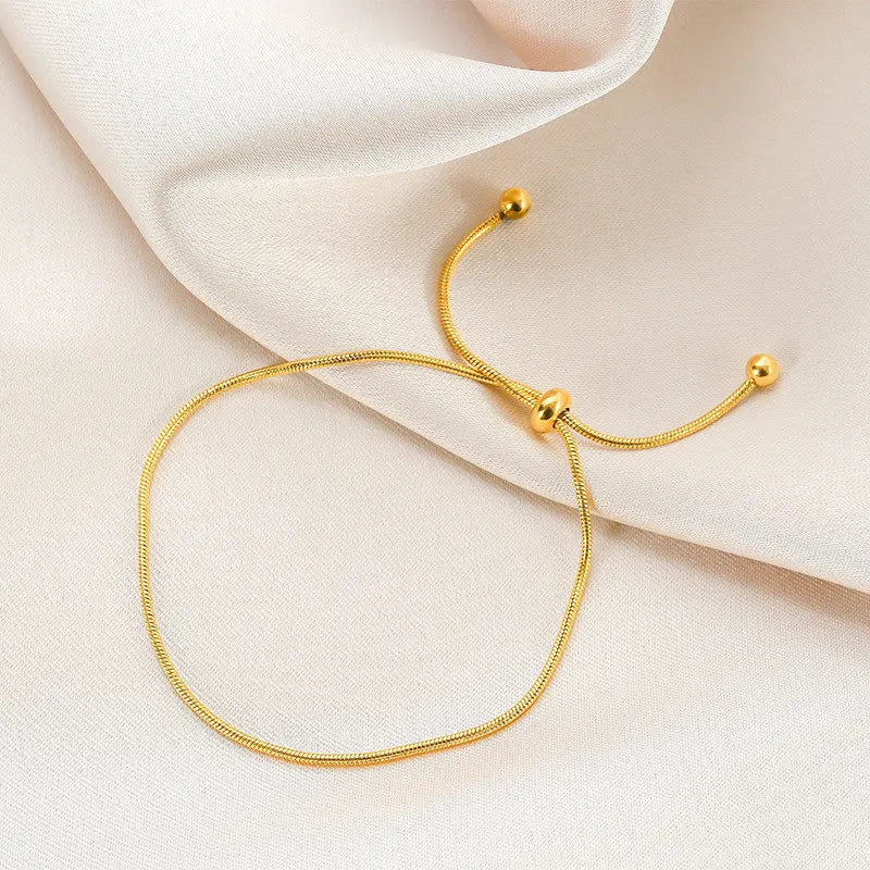 Versatile adjustable chain anklet, an elegant and delicate accessory for women's everyday style.