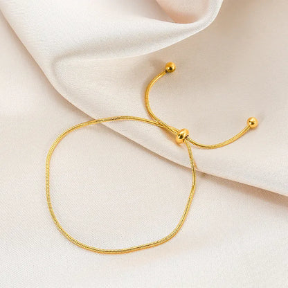 Versatile adjustable chain anklet, an elegant and delicate accessory for women's everyday style.